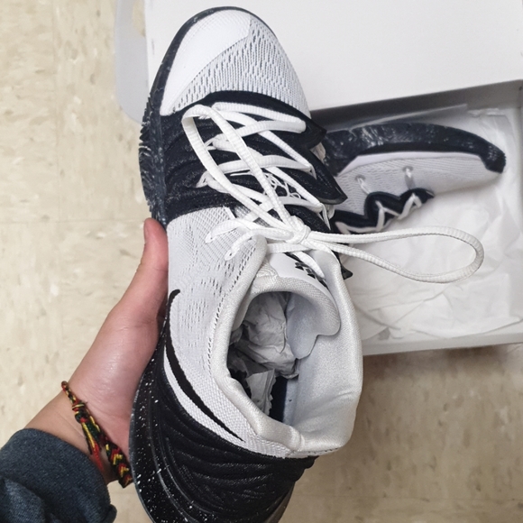Nike Basketball Kyrie 5 Black/White US11 - Picture 3 of 6
